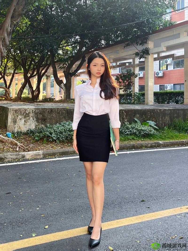 办公室制服少妇秘书的职场魅力与穿搭技巧：如何打造专业与时尚并存的形象？